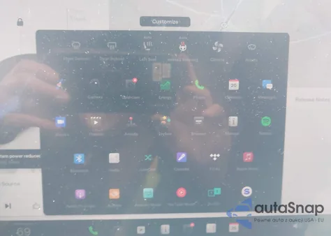 2024 Tesla Model Y Long Range Dual Motor All-Wheel Drive z USA, uszkodzony, nr VIN 7SAYGDEE2RA335897